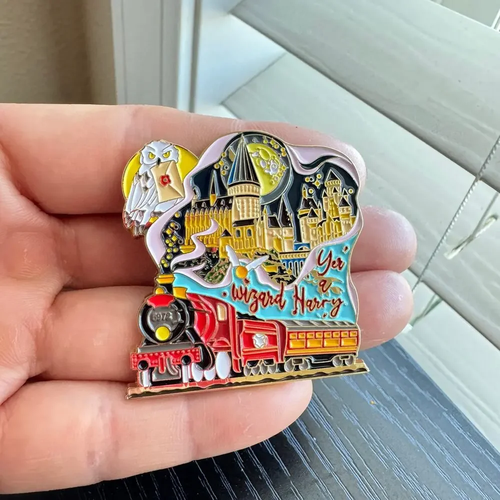 Harry Potter Hogwarts BIG Enamel Pin 238-1